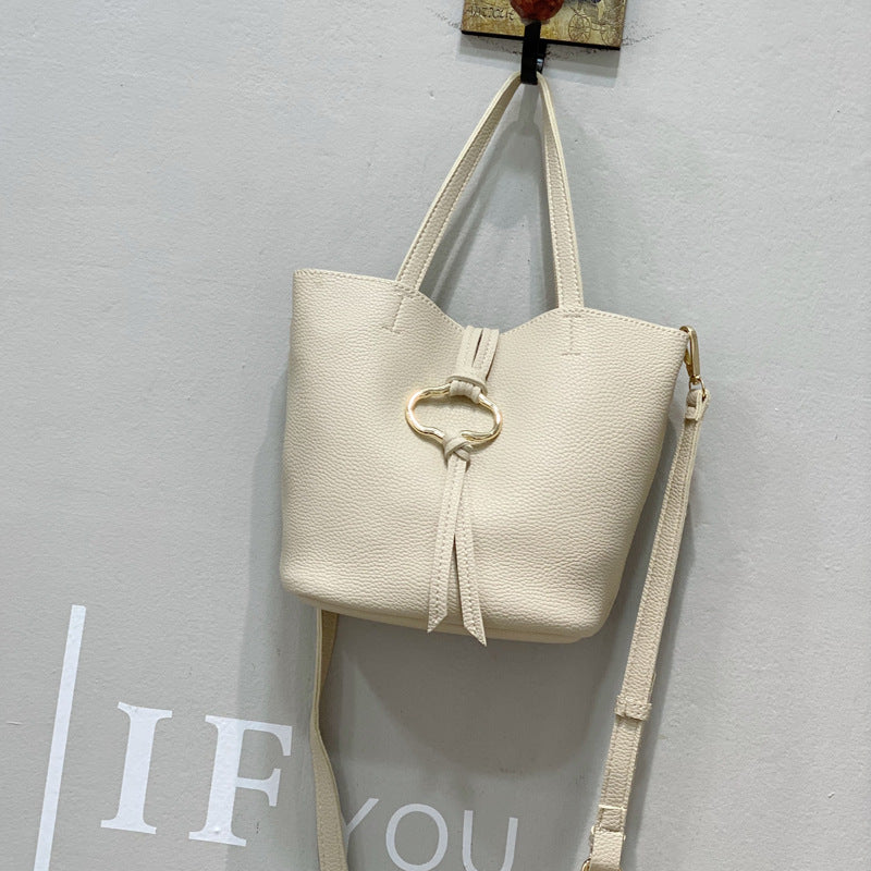 Damen Hobo-Tasche mit modernem Verschluss und praktischem Tragegurt Nord Taschen