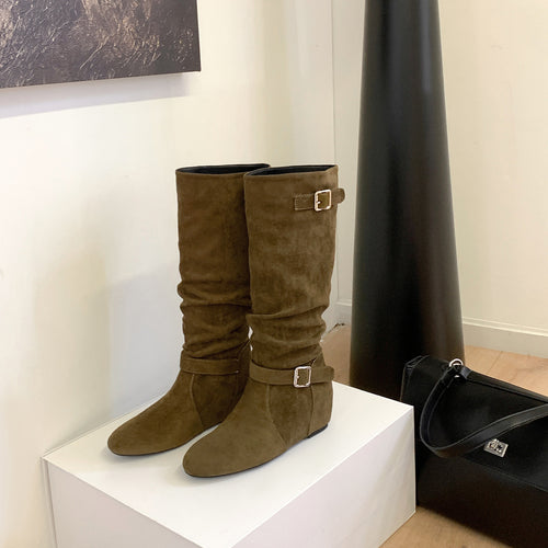 Damen Kniehohe Veloursleder-Slouchstiefel mit verstellbaren Zierriemen und flacher Keilsohle Nord Taschen