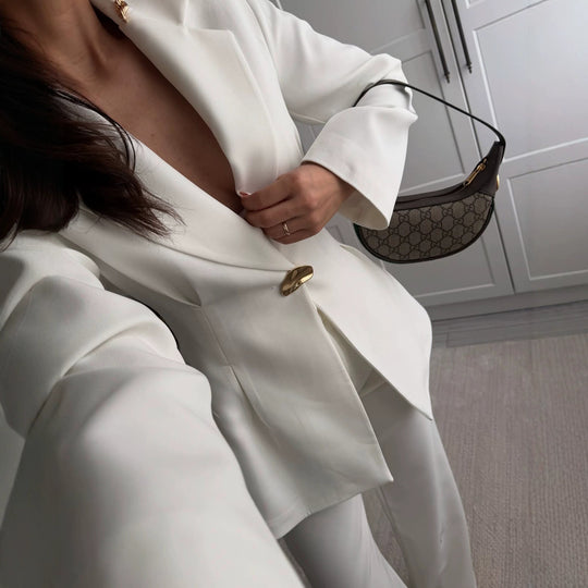 Damen Taillierter Longblazer mit goldener Statement-Schnalle Nord Taschen