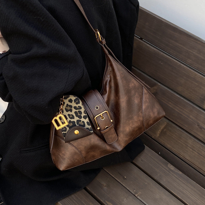 Damen elegante Schultertasche mit modischen Nietenakzenten Nord Taschen