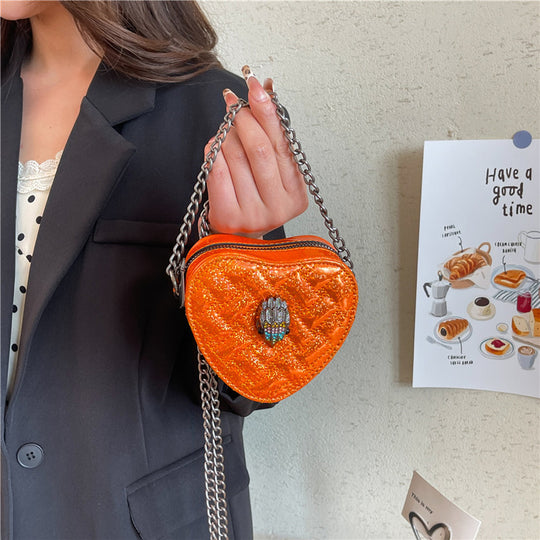 Damen Herzform-Bag mit Glanzoberfläche und exquisitem Anhänger Nord Taschen