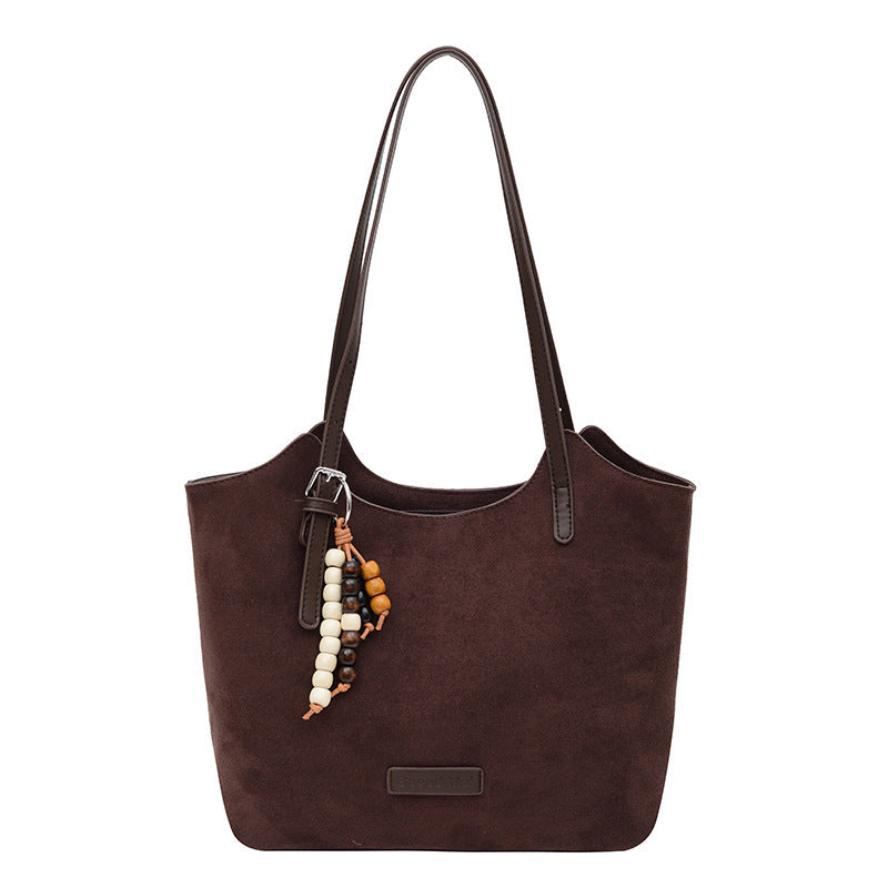 Damen modische Shopper-Tasche aus hochwertigem Wildleder mit verspieltem Anhänger Nord Taschen
