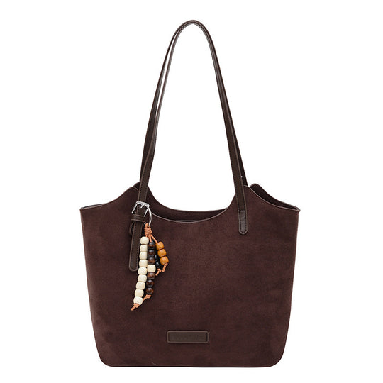 Damen modische Shopper-Tasche aus hochwertigem Wildleder mit verspieltem Anhänger Nord Taschen