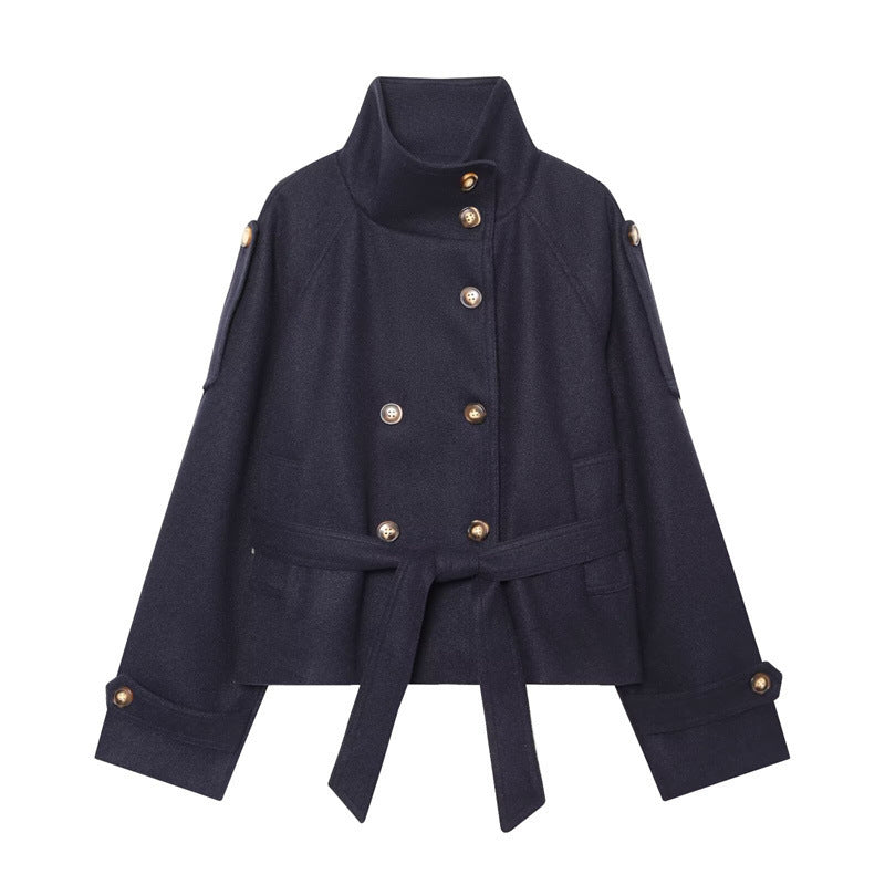 Damen Kurzjacke im Boxy-Cut mit hohem Stehkragen, Taillengürtel und Zierknopfleiste Nord Taschen
