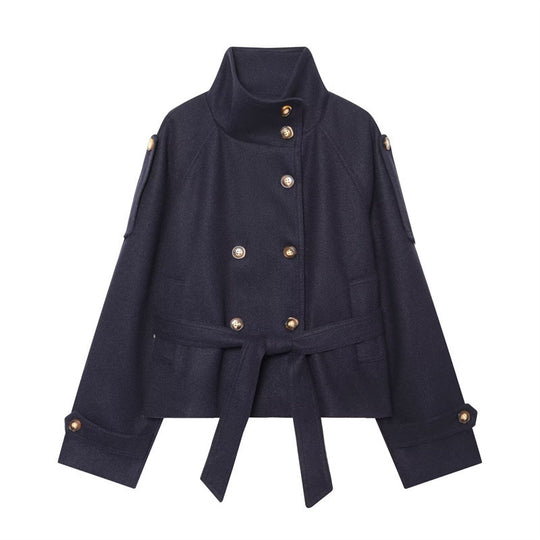 Damen Kurzjacke im Boxy-Cut mit hohem Stehkragen, Taillengürtel und Zierknopfleiste Nord Taschen