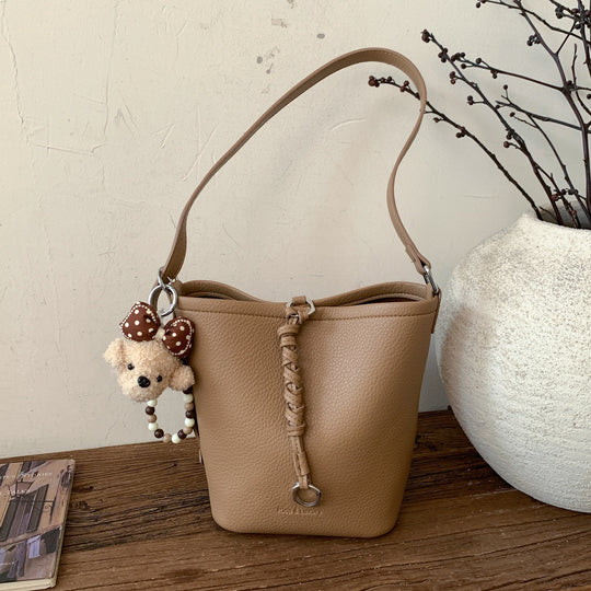 Damen Beuteltasche mit fransigem Kordelzug und charmantem Anhänger Nord Taschen