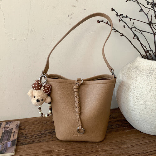 Damen Beuteltasche mit fransigem Kordelzug und charmantem Anhänger Nord Taschen