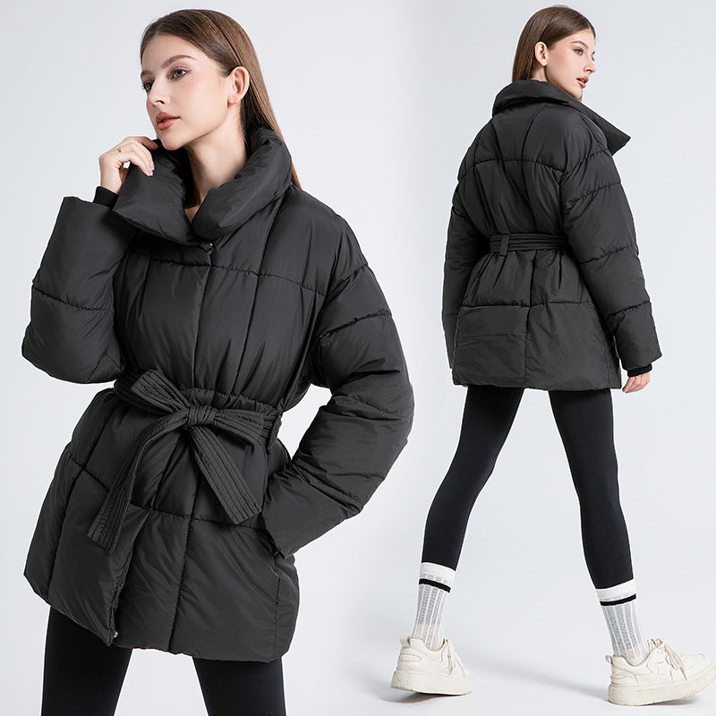 Damen nan kurze wattierte Jacke mit hohem Stehkragen, Taillengürtel und Eingrifftaschen Nord Taschen