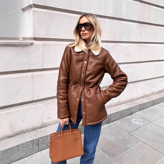 Damen Taillierte Lederimitatjacke mit Kordelzug, Teddykragen und Druckknopfleiste Nord Taschen