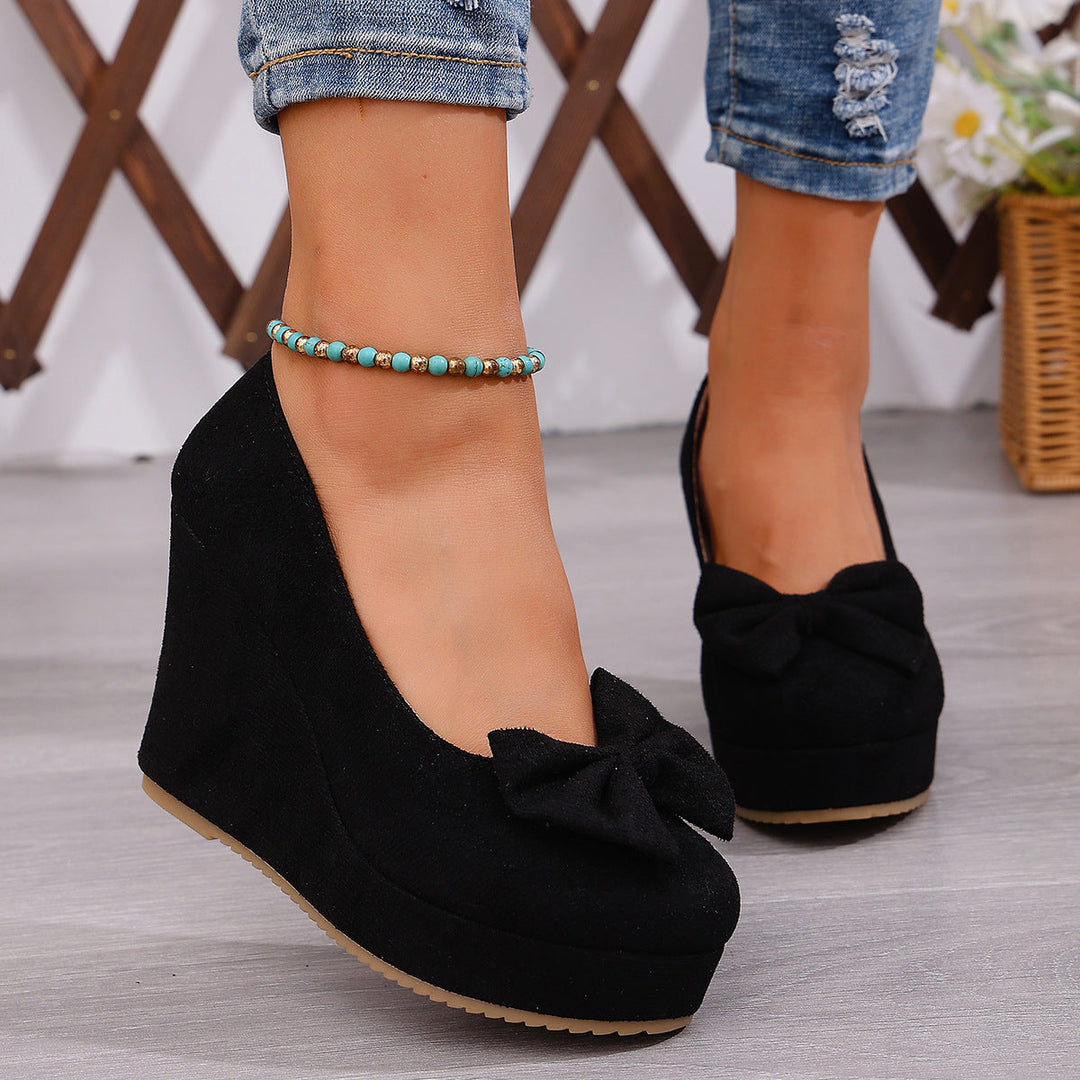 Damen Wedge-Pumps mit zierlichem Riemen und glänzendem Akzent Nord Taschen