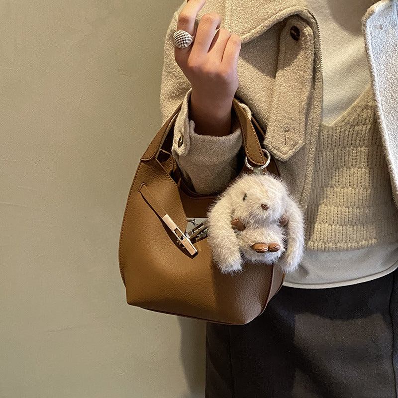 Damen modische Henkeltasche mit plüschigem Anhänger Nord Taschen
