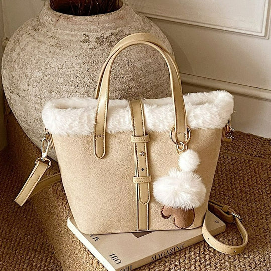 Damen Handtasche mit kuscheligem Innenfutter und abnehmbarem Anhänger Nord Taschen