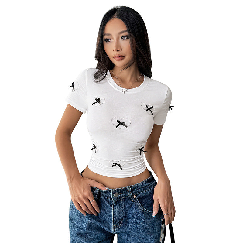 Damen Kurzes T-Shirt mit Herzapplikationen und Schleifen Nord Taschen