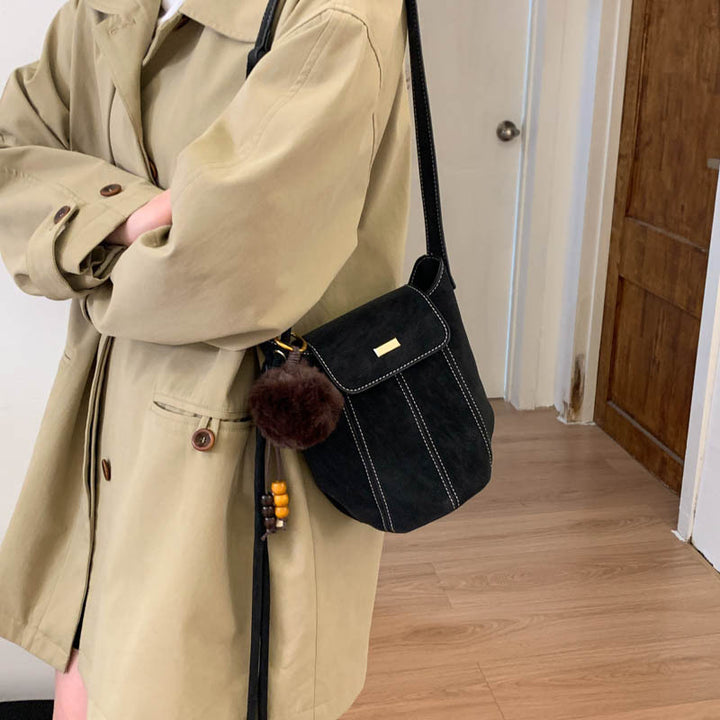 Damen modische Crossbody-Tasche mit flauschigem Anhänger Nord Taschen