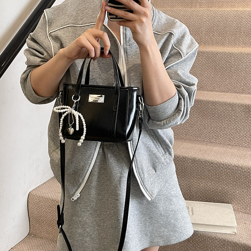 Damen Mini-Handtasche mit perlbesetztem Anhänger Nord Taschen