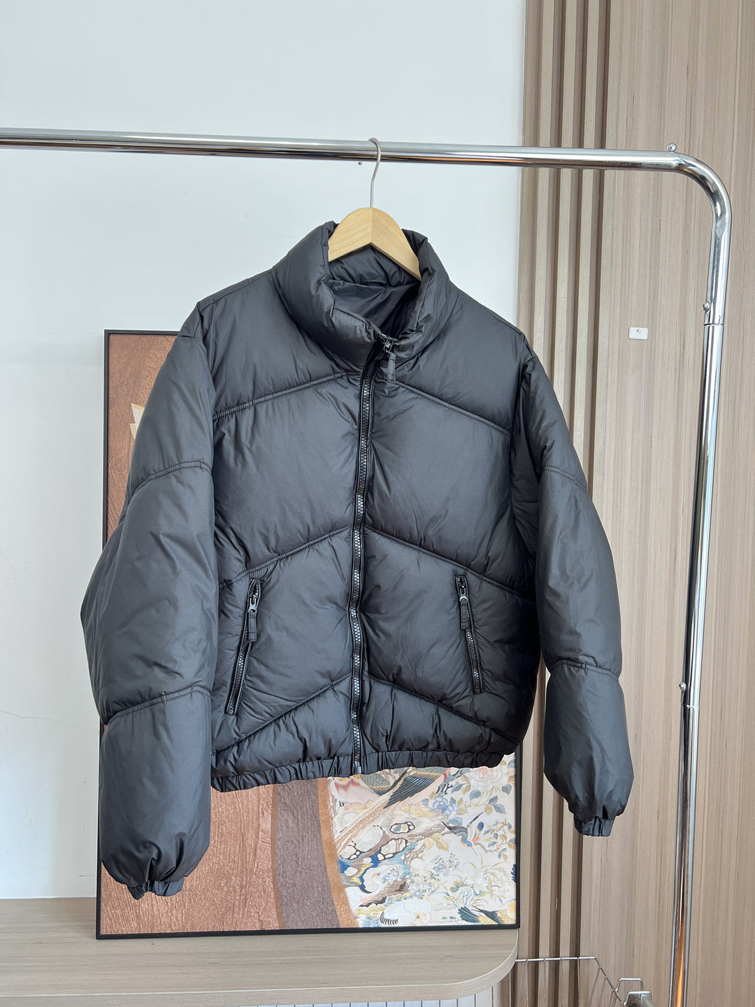 Herren Kurz geschnittene wattierte Steppjacke im Boxy‑Schnitt mit hohem Stehkragen und Reißverschlusstaschen Nord Taschen