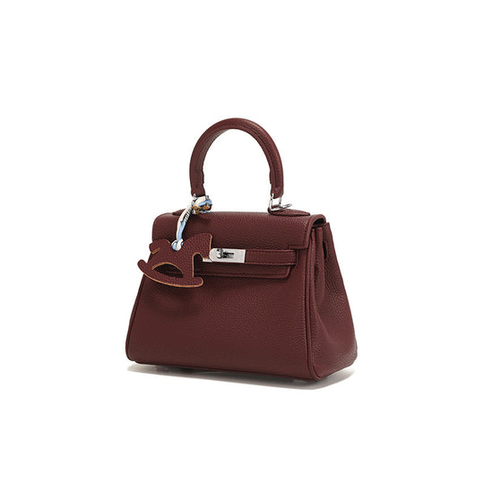 Damen Handtasche im zeitlosen Design mit edlem Schlüsselanhänger Nord Taschen
