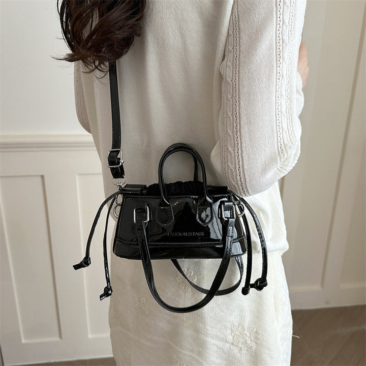 Damen Mini-Tasche mit verspieltem Kordelzug und glänzendem Finish Nord Taschen