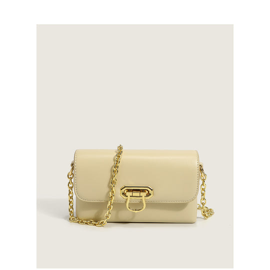Damen Clutch mit eleganter Verarbeitungsstruktur und dekorativen Kettenakzenten Nord Taschen