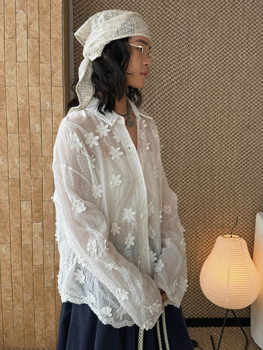 Damen Transparente Bluse mit 3D-Blütenstickerei, Hemdkragen und Knopfleiste Nord Taschen