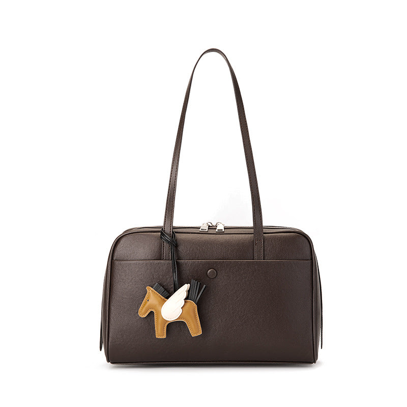 Damen Handtasche im eleganten Design mit verspieltem Anhänger Nord Taschen
