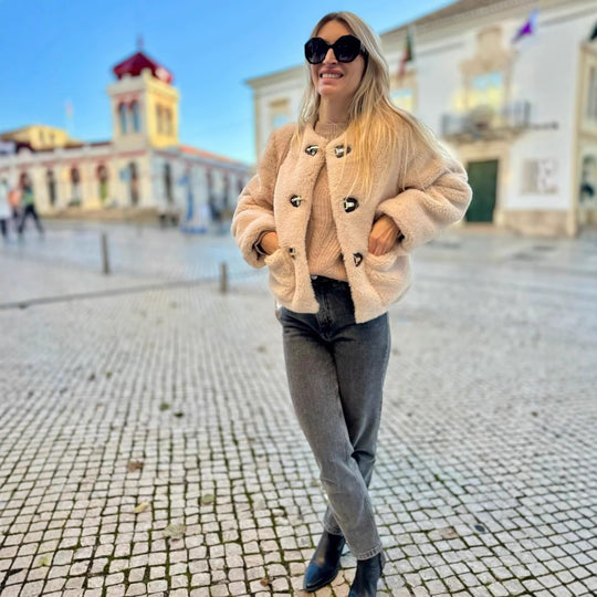 Damen Kurze Teddyjacke aus Faux-Fur mit Knebel-Verschlüssen und aufgesetzten Taschen Nord Taschen