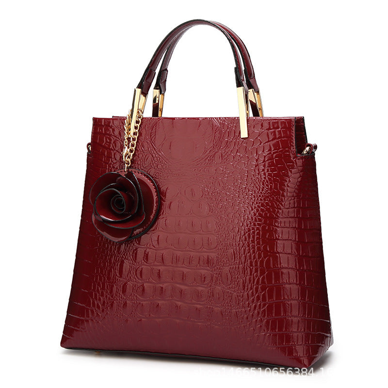Damen elegante Handtasche im Krokodil-Look mit auffälligem Blütenanhänger Nord Taschen