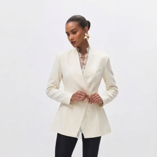 Damen Taillierter Blazer mit Spitzenbesatz und Zierknopf Nord Taschen