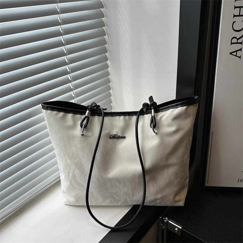 Damen modische Tragetasche mit gefaltetem Obermaterial und verspieltem Anhänger Nord Taschen