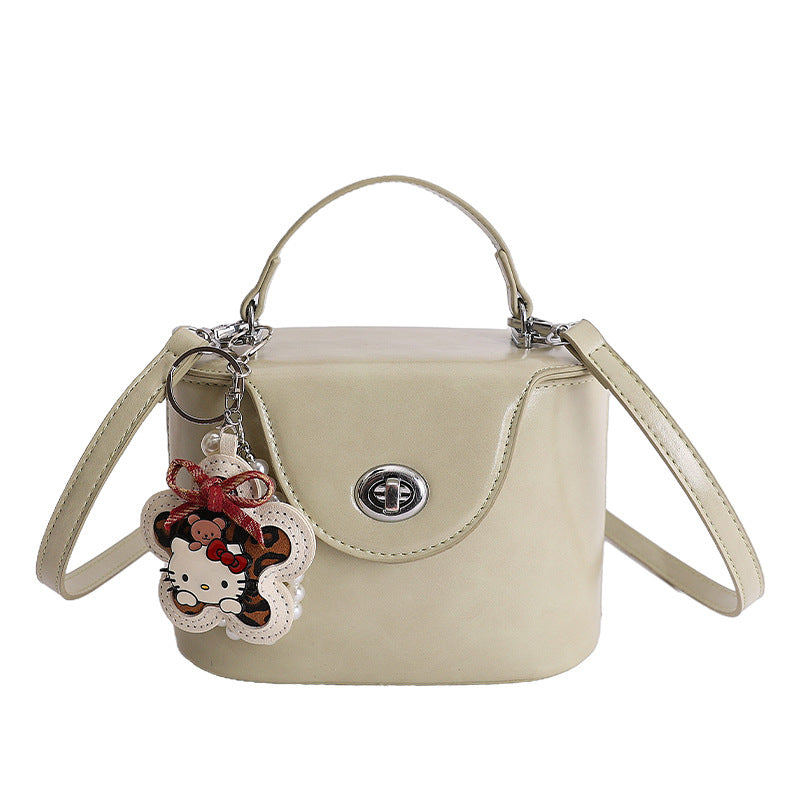 Damen Mini-Handtasche im elegant geschwungenen Design mit verspieltem Anhänger Nord Taschen