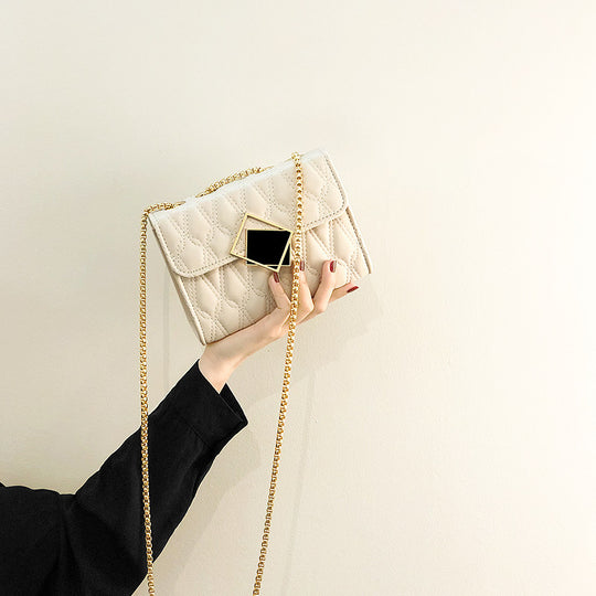 Damen Clutch-Tasche mit glamorösem Kettenriemen und modernem Steppdesign Nord Taschen