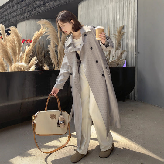 Damen Eleganter Maxilanger Nadelstreifen-Trench mit Schulterpatten und gerafften Ärmeln Nord Taschen