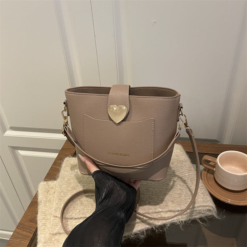 Damen Schultertasche mit herzförmigem Verschluss Nord Taschen