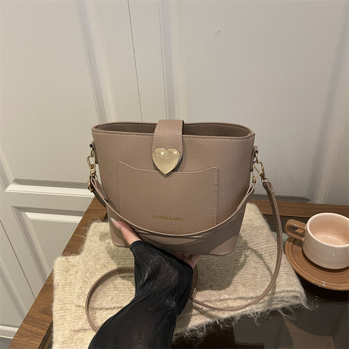 Damen Schultertasche mit herzförmigem Verschluss Nord Taschen