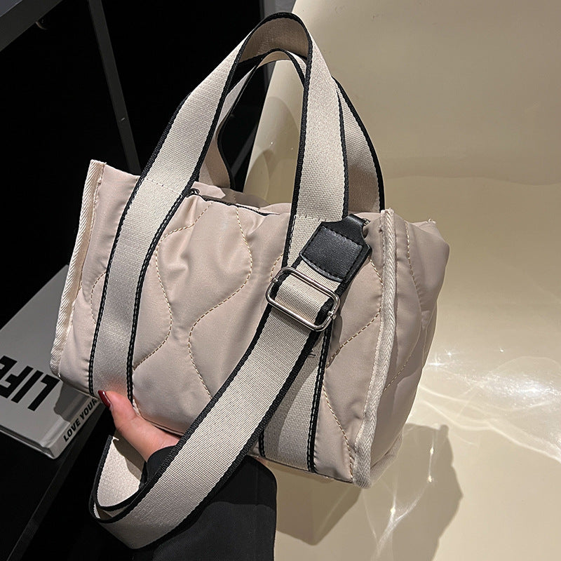 Damen praktische Umhängetasche mit strukturierten Details Nord Taschen
