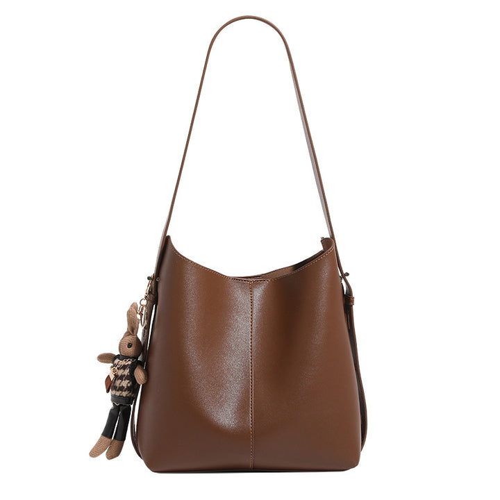 Damen Hobo-Tasche mit modernem Design und verspieltem Anhänger Nord Taschen