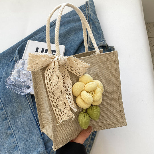 Damen Jute-Handtasche mit floralem Akzent und dekorativem Schleifenband Nord Taschen