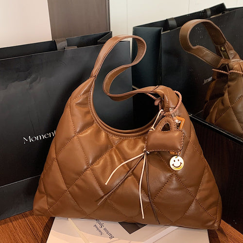 Damen Hobo-Tasche mit eleganter Steppung und charmantem Anhänger Nord Taschen