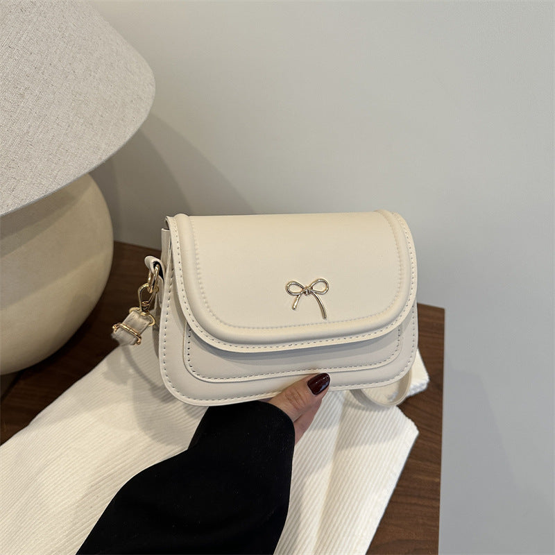 Damen Mini-Umhängetasche aus hochwertigem Kunstleder mit dekorativem Schleifenverschluss Nord Taschen