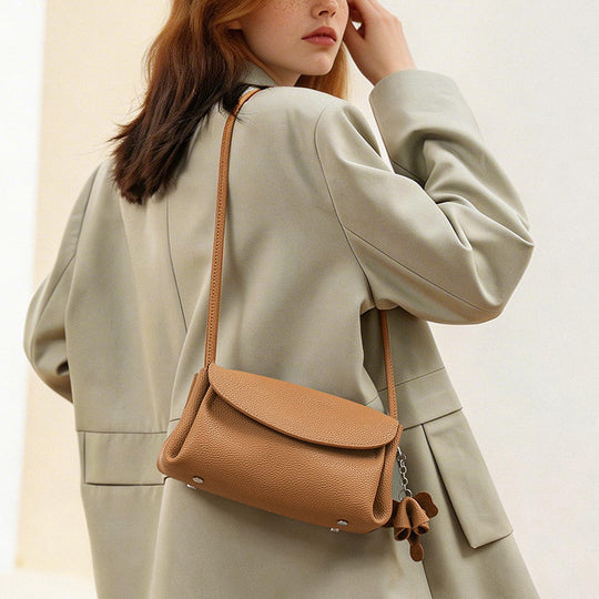 Damen Umhängetasche im minimalistischen Design mit abnehmbarem Anhänger Nord Taschen