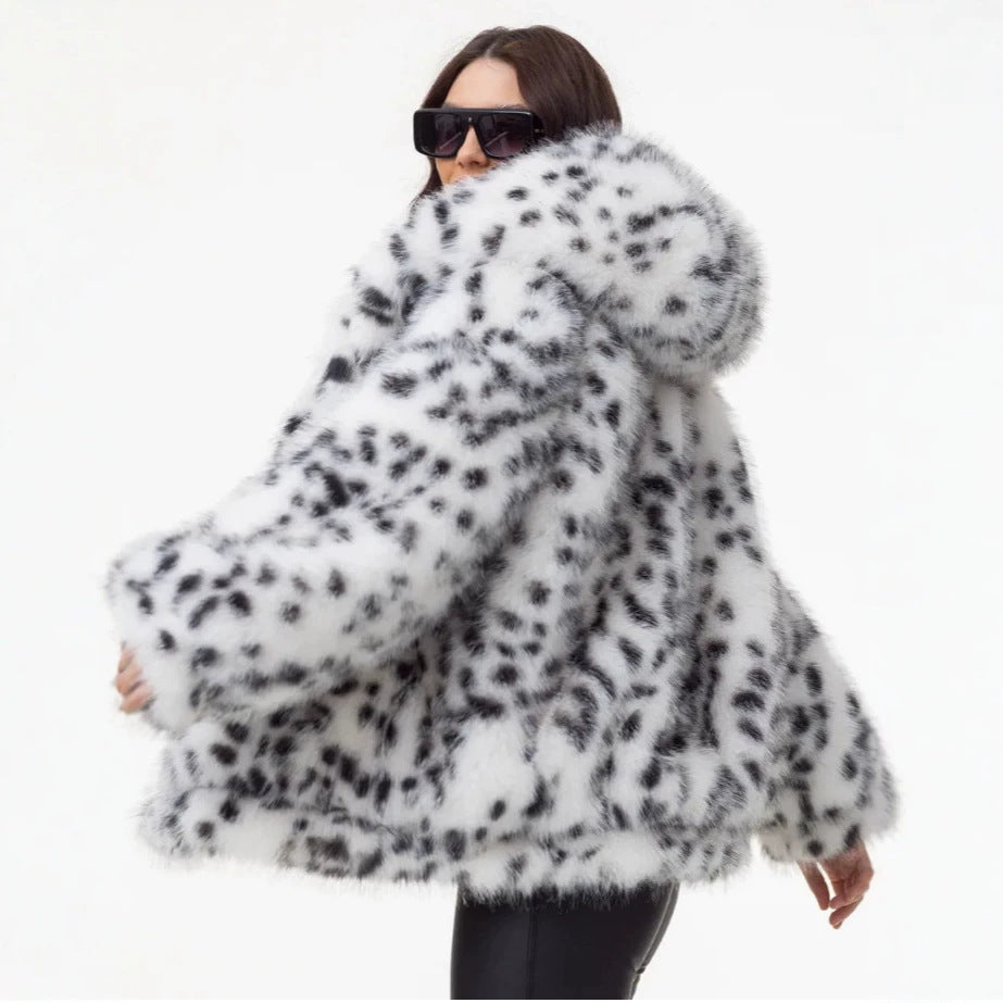 Damen Kurze Kapuzen‑Faux‑Fur‑Jacke mit Boxy‑Silhouette und gepunkteter Shaggy‑Textur Nord Taschen