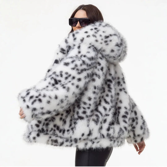 Damen Kurze Kapuzen‑Faux‑Fur‑Jacke mit Boxy‑Silhouette und gepunkteter Shaggy‑Textur Nord Taschen