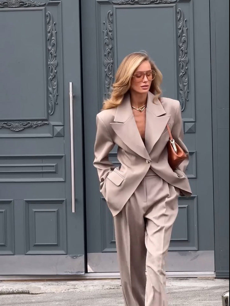 Damen Oversized Blazer‑Anzug mit skulpturaler Schulter, taillierter Ein‑Knopf‑Jacke und weiten Plisseehosen Nord Taschen
