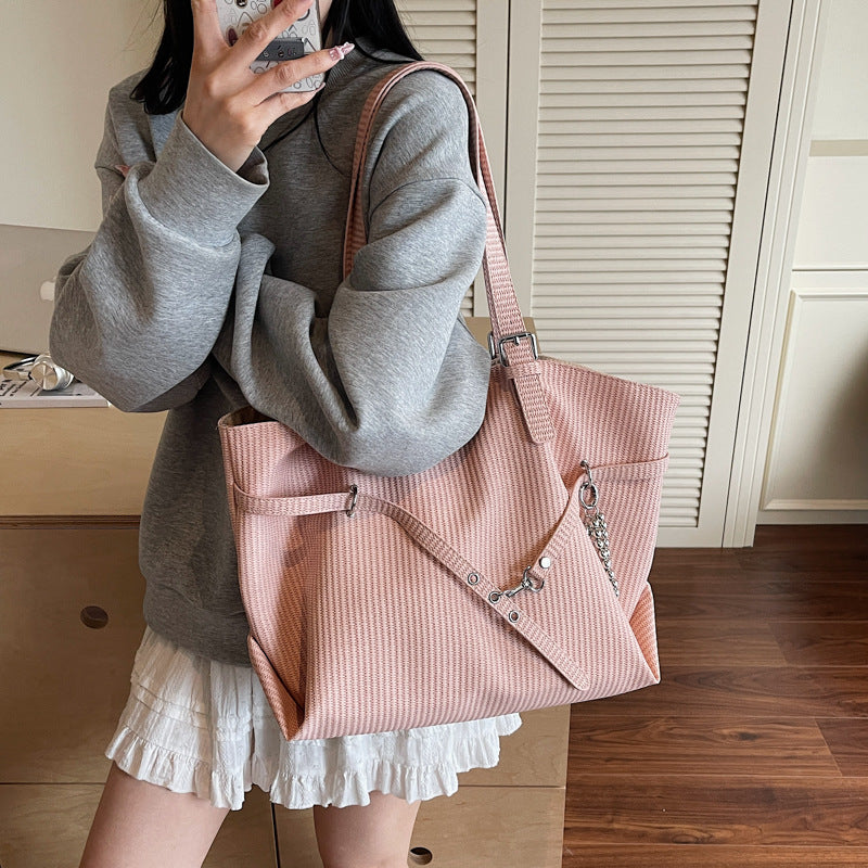 Damen große und geräumige Tragetasche mit trendigen Details Nord Taschen