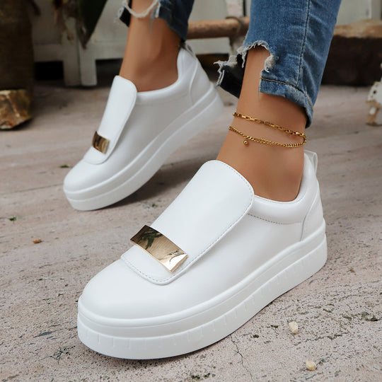 Damen  Slip-On Plateau-Sneaker mit dekorativer Metallapplikation und gepolstertem Komfortfußbett Nord Taschen
