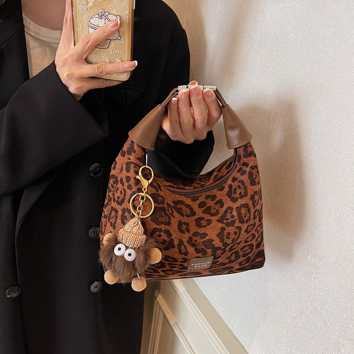 Damenhandtasche aus fellartigem Material mit Leopardenmuster Nord Taschen