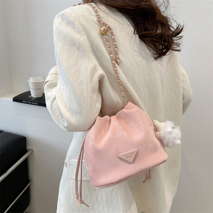 Damen Hobo-Tasche mit eleganter Kettenverzierung und modischem Design Nord Taschen