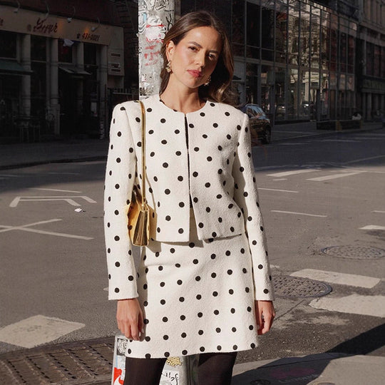 Damen Zweiteiliges Bouclé-Set mit kurz geschnittener Jacke und A‑Linien Minirock Nord Taschen