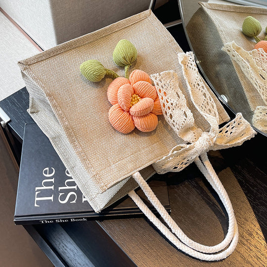 Damen Jute-Handtasche mit floralem Akzent und dekorativem Schleifenband Nord Taschen