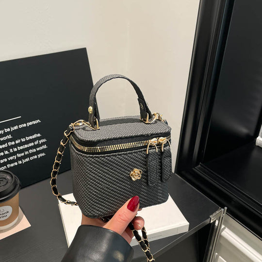 Damen charmante Handtasche im strukturierten Design mit hochwertigem Kettenriemen Nord Taschen